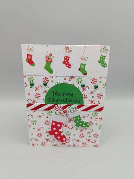 Weihnachtliche Grußkarte mit 3D-Strümpfen und Candy-Design — „Merry Christmas“